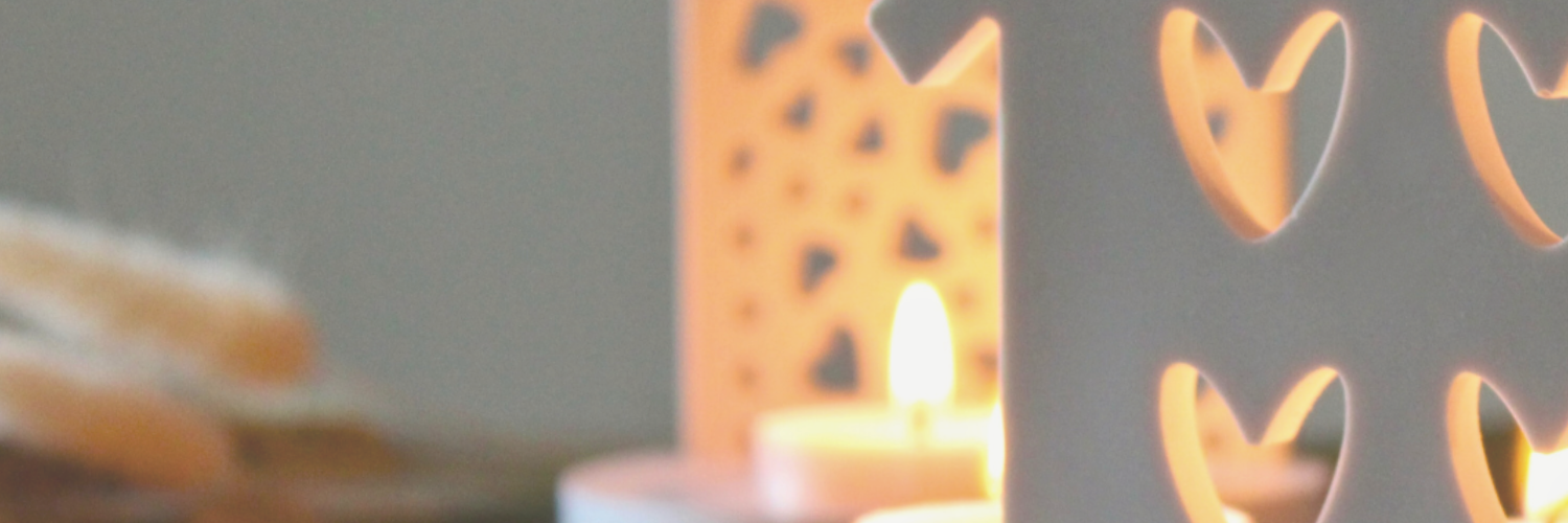 Portacandela LUCE a forma di casa con cuori e candela accesa